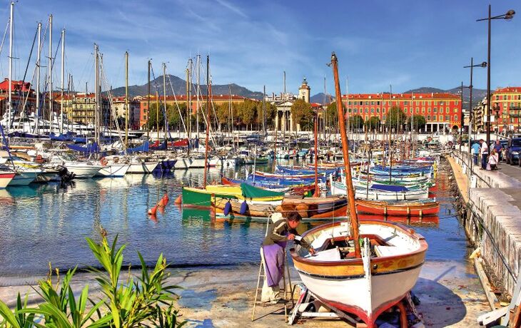 Boot Maler im Hafen von Nizza (FR)