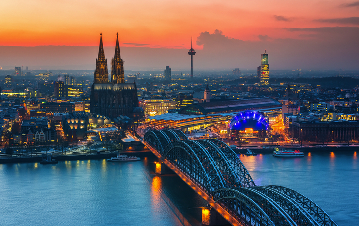 Luftaufnahme über Köln bei Nacht