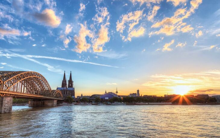 Kölner Dom und Skyline bei Sonnenuntergang