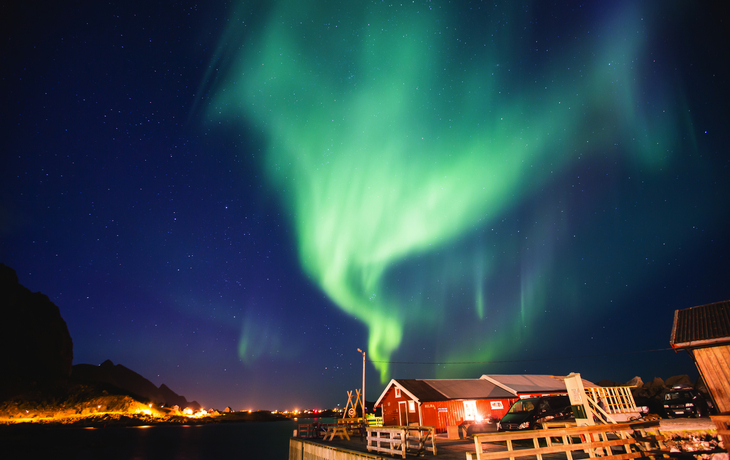 Schönes Bild von massiven bunten vibrierenden Aurora Borealis,Aurora Polaris,auch bekannt als Nordlichter in den Nachthimmel über Norwegen,Lofoten