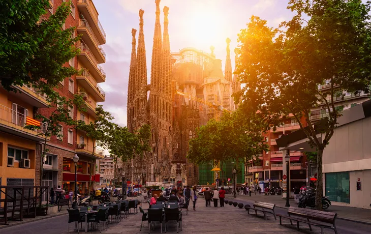 Straßenleben vor der Sagrada Familia in Barcelona