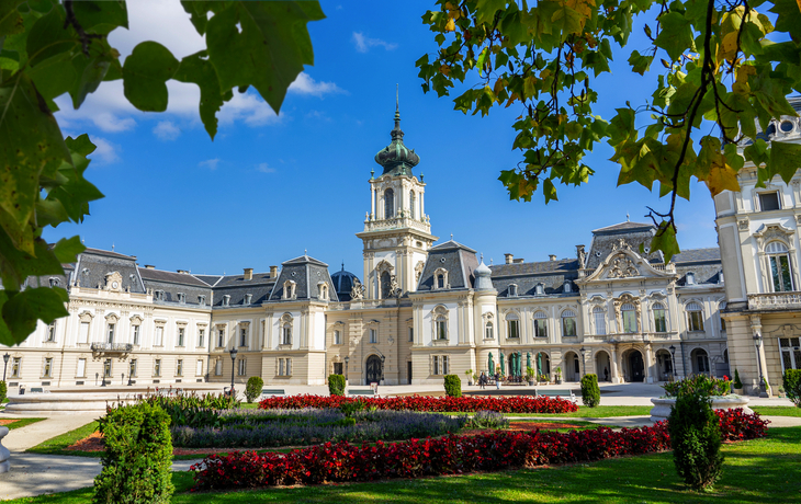 Wunderschönes barockes Schloss Festetics in Keszthely, Ungarn mit Blumen im Park,