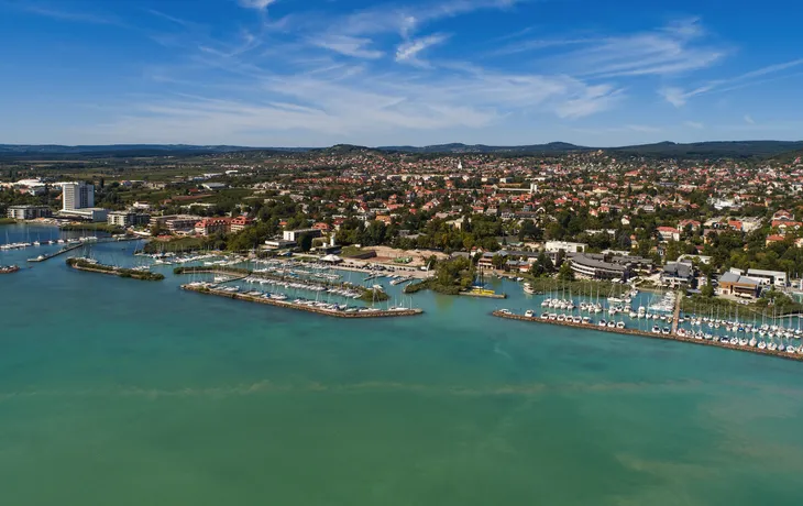 Ungarn - Küste und Hafen von Balatonfüred aus Drohnensicht,