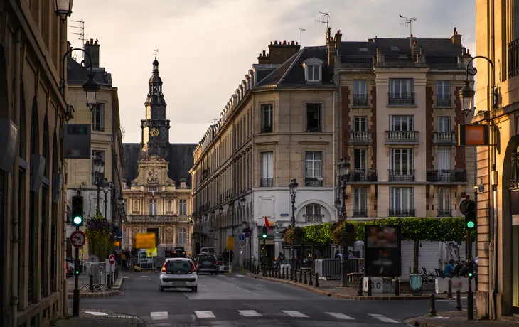 Rathaus von Reims im Sonnenuntergang in der Champagne, Frankreich