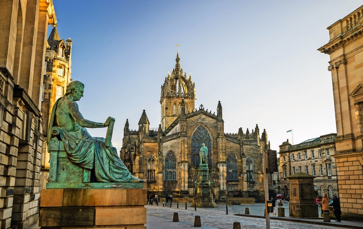 Straßenansicht der historischen Royal Mile, Edinburgh