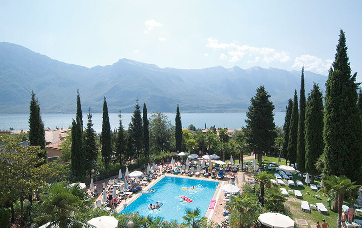 Hotelpool im Garten