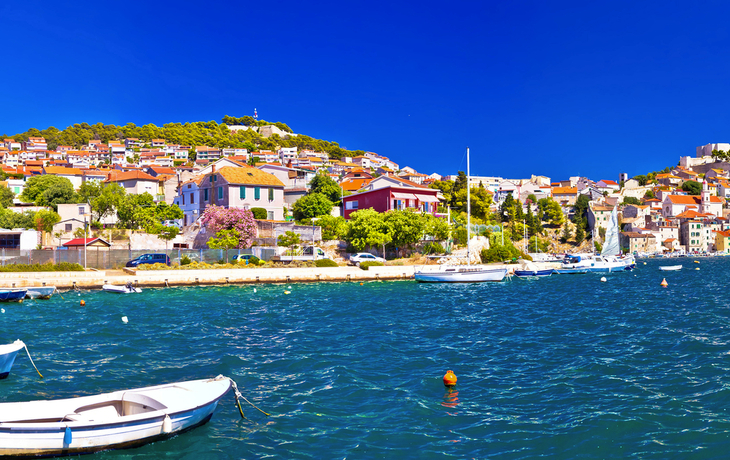 Panoramablick auf die farbenfrohe Stadt Sibenik