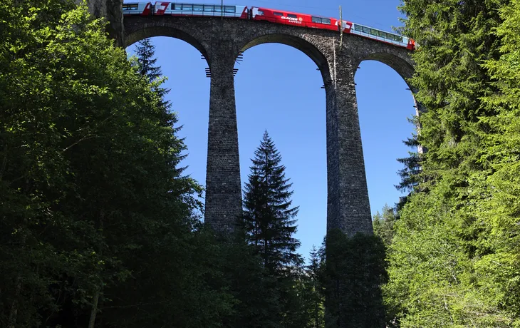 Glacier Express auf dem Landwasserviadukt