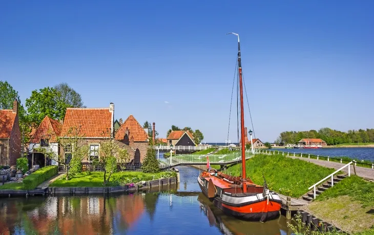 Segelschiff in einem Kanal in Enkhuizen