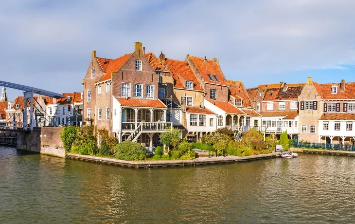 Häuser und Zugbrücke in der Altstadt von Enkhuizen