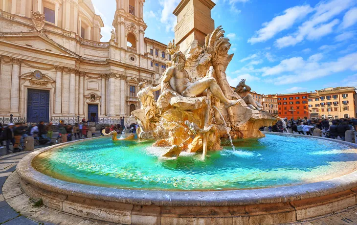 der Vierströmebrunnen in der Mitte der Piazza Navona in Rom, Italien