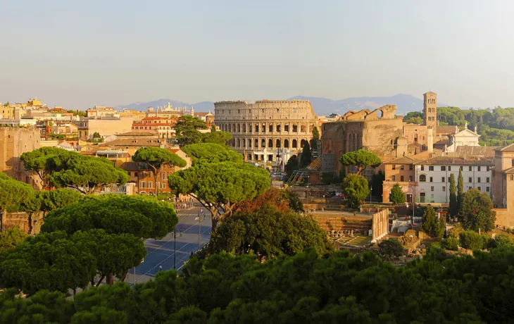 Panoramablick auf das Kolosseum und Forum Romanum in Rom