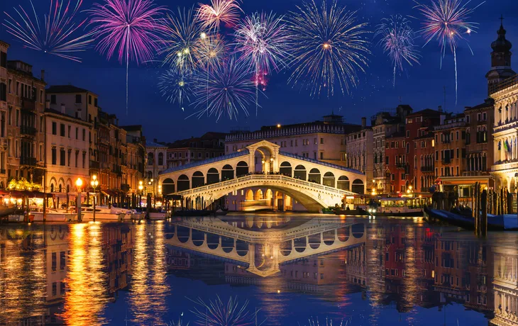 Feuerwerk über der Rialto Brücke in Venedig