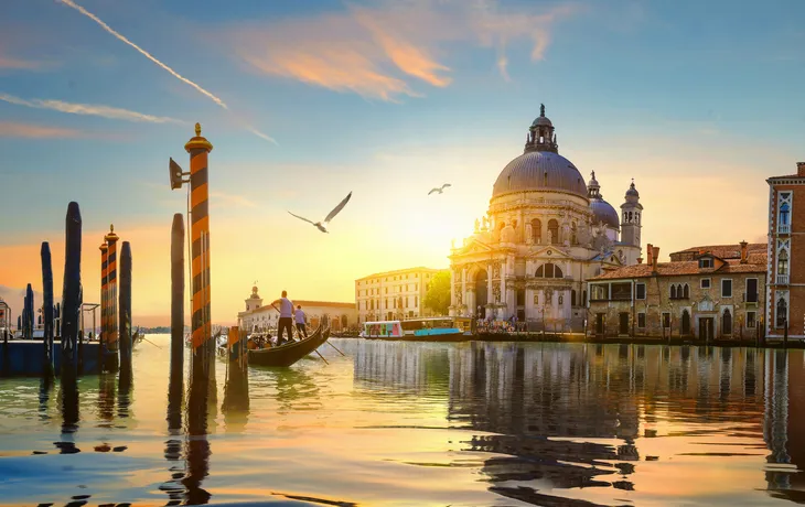 Gondoliere vor Santa Maria della Salute in Venedig