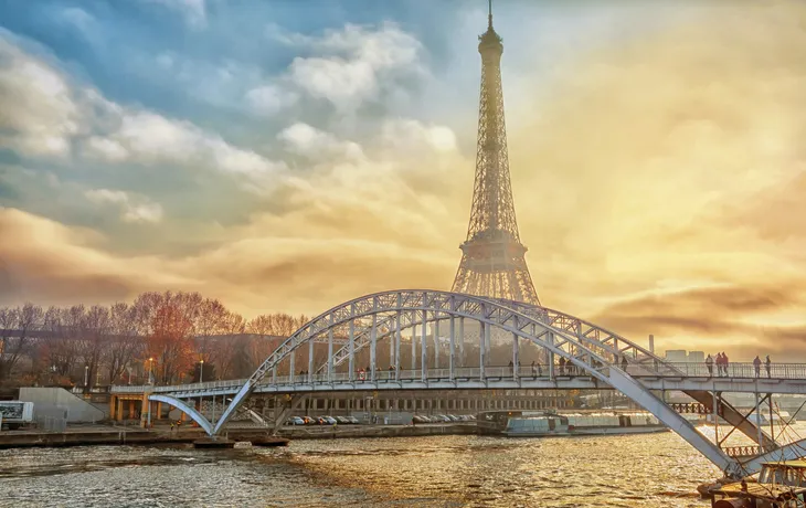 Blick auf den Eiffelturm und die Brücke Passerelle Debilly über der Seine in Paris, Frankreich