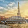 Blick auf den Eiffelturm und die Brücke Passerelle Debilly über der Seine in Paris, Frankreich