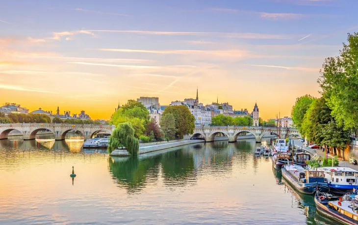 Sonnenaufgangsansicht der Skyline der Altstadt in Paris