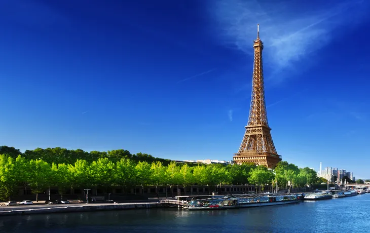 Seine in Paris mit Eiffelturm bei Sonnenaufgang