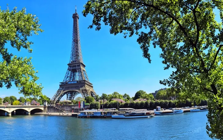 Paris mit Seine und Eiffelturm