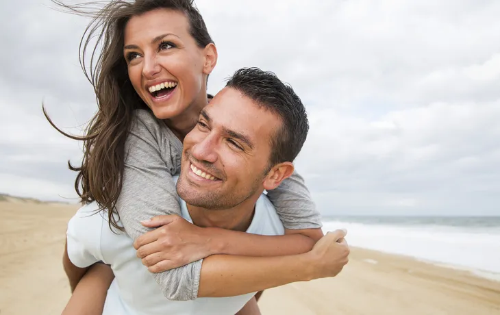 Porträt des lebenden jungen Paares am Strand