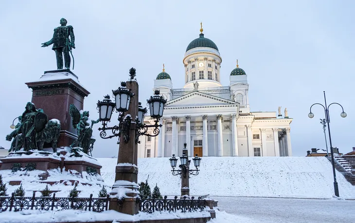 Kathedrale von Helsinki in der Dämmerung im Winter