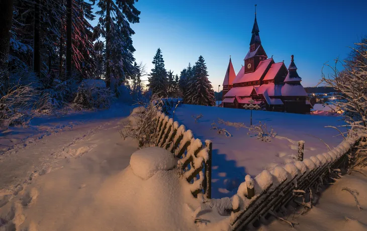 Stabkirche in Hahnenklee am Abend im Winter